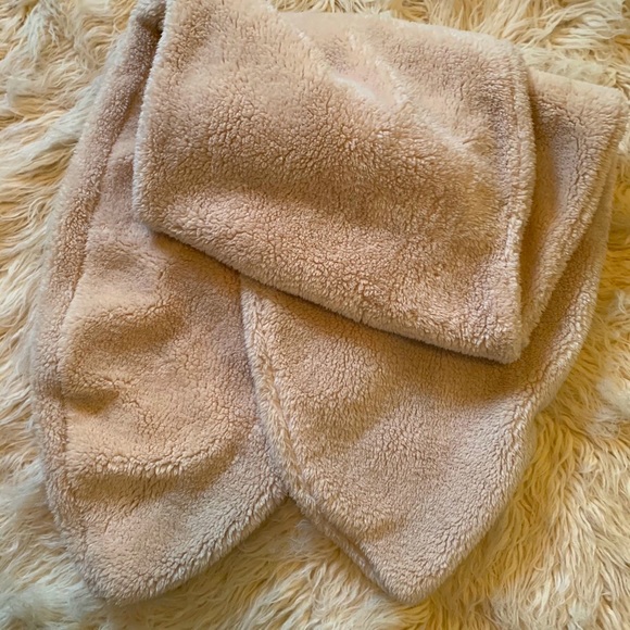 Free People Accessories - Free people faux fur scarf